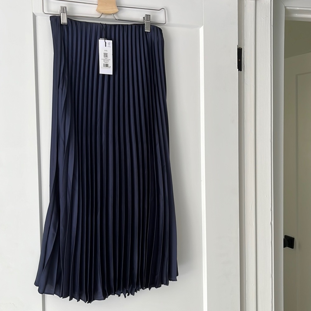 Navy blue pleated skirt NWT